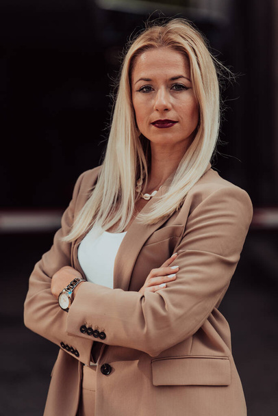 A powerful portrait of a businesswoman, standing confidently with her arms crossed, representing the determination of the female gender and embodying strength and success.  - Фото, зображення