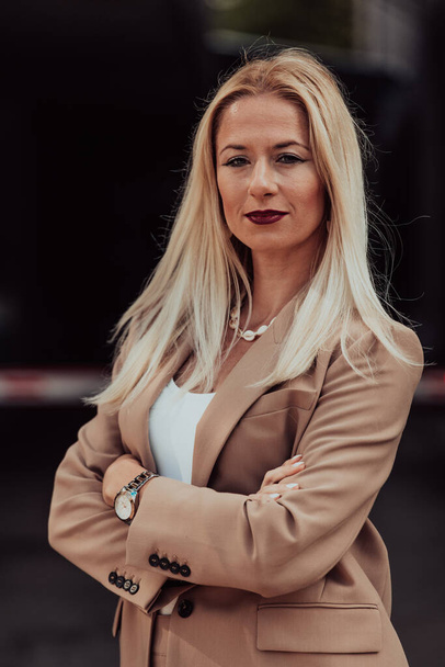 A powerful portrait of a businesswoman, standing confidently with her arms crossed, representing the determination of the female gender and embodying strength and success.  - Foto, Bild