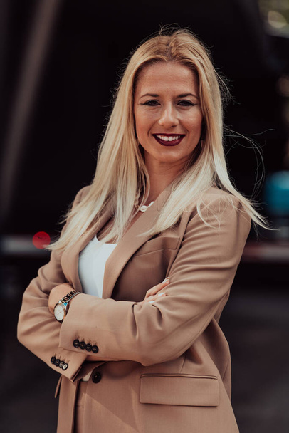 A powerful portrait of a businesswoman, standing confidently with her arms crossed, representing the determination of the female gender and embodying strength and success.  - Fotografie, Obrázek