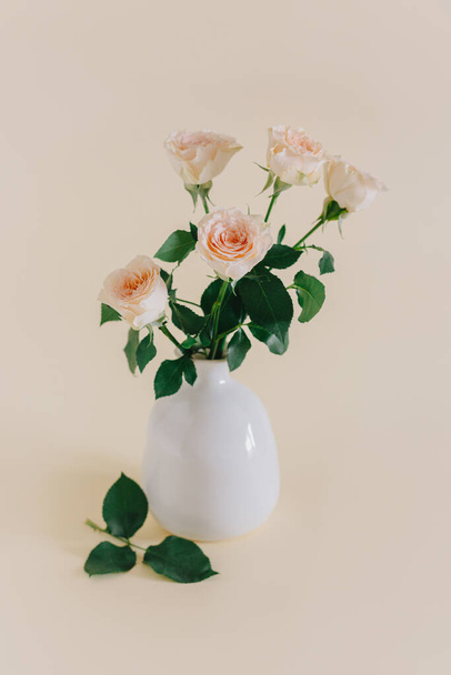 Tender Rose flores em um vaso em um fundo rosa pech pastel. Lugar para texto. - Foto, Imagem