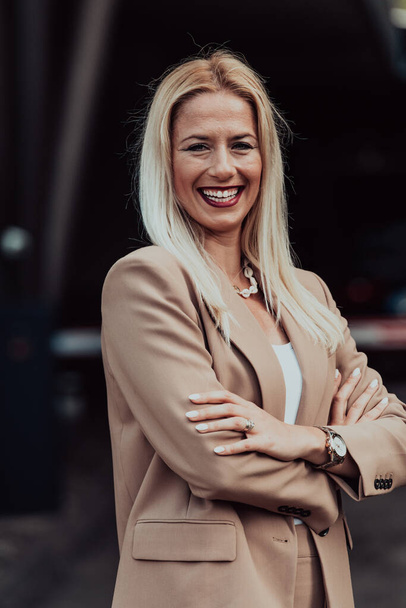 A powerful portrait of a businesswoman, standing confidently with her arms crossed, representing the determination of the female gender and embodying strength and success.  - Fotografie, Obrázek