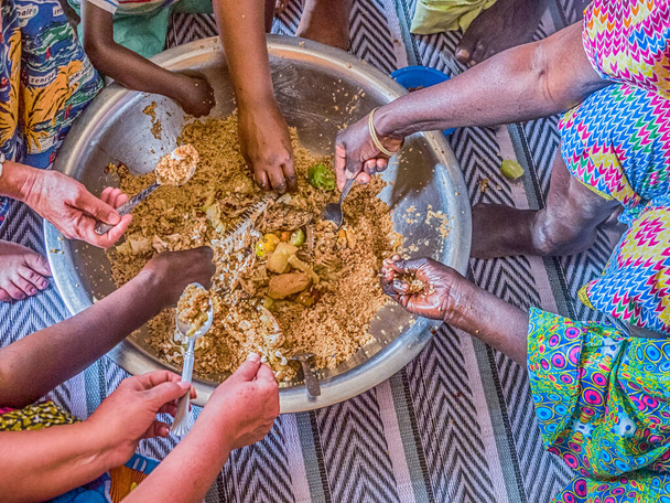 Senegal familia comiendo juntos de la manera tradicional. Senegal. África. - Foto, Imagen