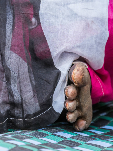 Κατέστρεψε το πόδι μιας Αφρικάνας στο πολύχρωμο μπούμπου. Σενεγάλη. Αφρική. - Φωτογραφία, εικόνα
