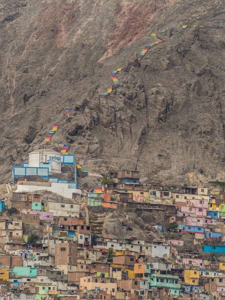 Lima, Pérou - 07 décembre 2018 : Une partie du bidonville à côté de Cerro San Cristobal, Andes Mountain, Lima, Pérou - Photo, image