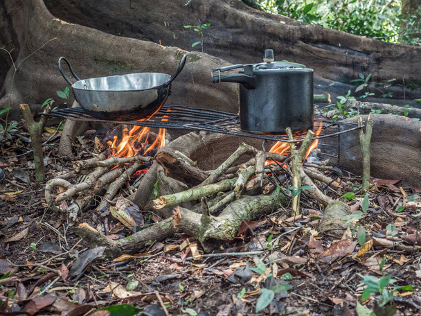 Lagune, Brazilië - 27 november 2017: Koken op de open haard in het kamp in de Amazone jungle - Foto, afbeelding