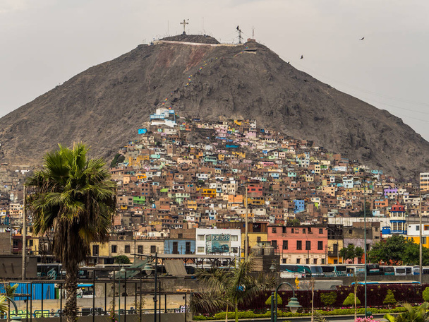 Lima, Перу - 07 грудня 2018: частина міста-садиби на стороні Серро Сан-Крістобаль, Анди Маунтін, Ліма, Перу - Фото, зображення