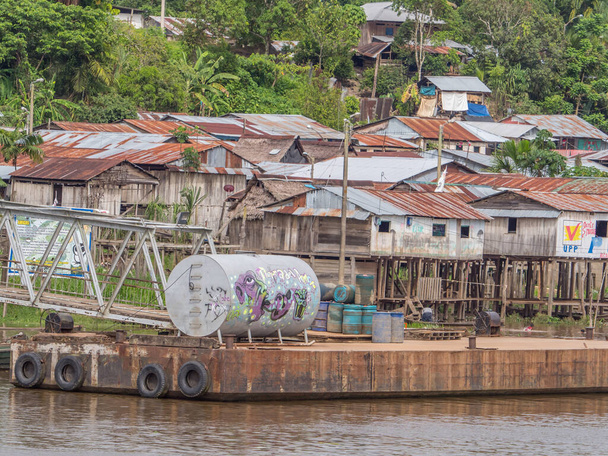 Pebas, Perú - 04 de diciembre de 2018: Vista del pueblo a orillas del río Amazonas. América del Sur. - Foto, Imagen
