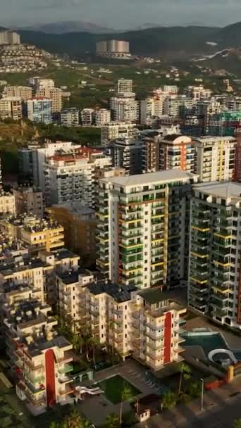 Alanya Heights:エリートレジデンス、新建設プロジェクト、地中海沿岸の動的ストリートトラフィックの空中展望 - 映像、動画