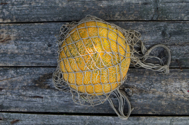 orange and lemon in a wicker basket  - Foto, immagini