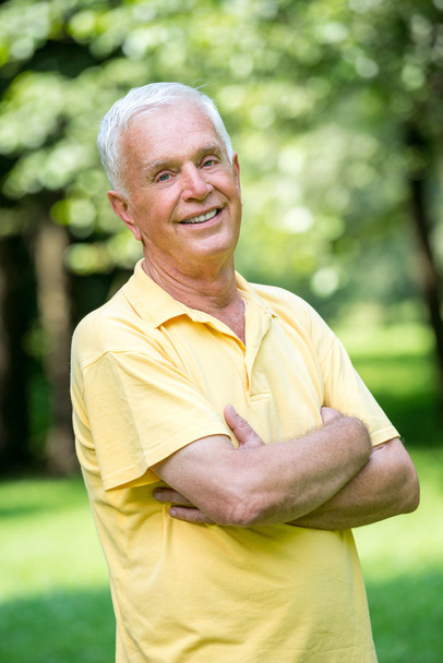 starší muž se usmívám - Fotografie, Obrázek