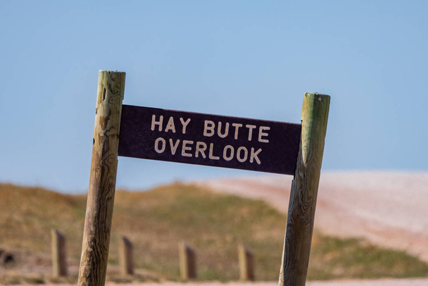 Panneau indiquant Hay Butte Vue sur le parc national des Badlands.  - Photo, image