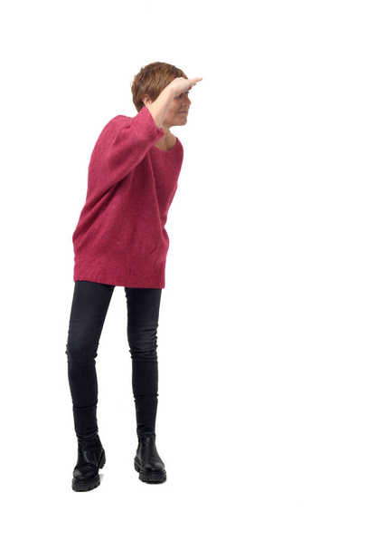 sivunäkymä seisova nainen katselee pois käsi otsassa valkoisella taustalla - Valokuva, kuva
