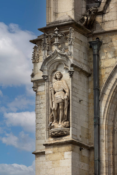 Bruxelles, Belgique - 18 mai 2023 : Façade de l'église médiévale Notre-Dame du Sablon, église catholique romaine, déclarée monument historique en 1936 - Photo, image