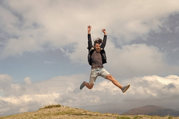 фотографія стрибаючого чоловіка в горі. стрибає людина на відкритому повітрі. стрибає людина в повній довжині. стрибаючий чоловік висловлює щастя
. - Фото, зображення