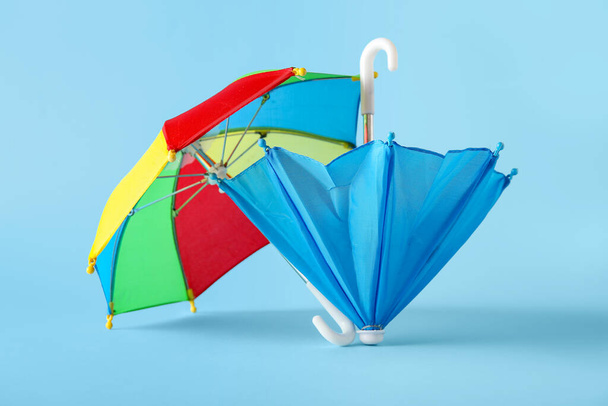 Barevné mini deštníky na modrém pozadí - Fotografie, Obrázek