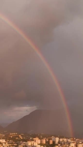 Testimoniare il caleidoscopio di colori come riprese aeree cattura l'incantevole sinfonia arcobaleno sopra Alanya.ransform il vostro schermo con questa accattivante carta da parati dal vivo. - Filmati, video