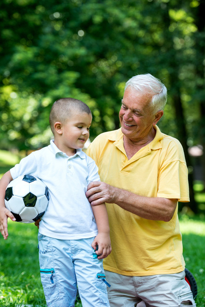 Dědeček a dítě se baví v parku - Fotografie, Obrázek