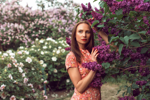 Tarde en el jardín botánico cuando floreció la lila - Foto, Imagen