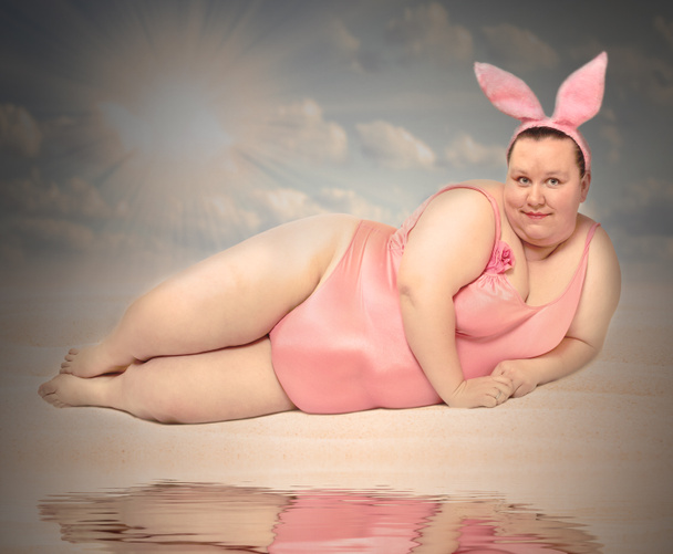 Mujer Easter Bunny relajándose en la playa
 - Foto, Imagen