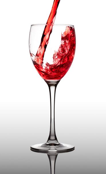 rode wijn in glas gieten - Foto, afbeelding