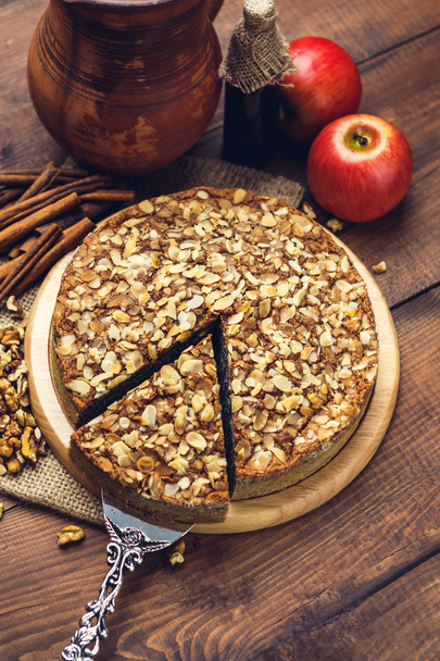 Homemade pie with poppy seeds and almond flakes - Foto, Bild