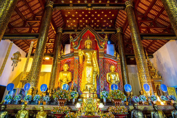 Kaunis Buddhan patsas Chedi Luang Varaviharan temppelissä, Chiangmain maakunnassa. - Valokuva, kuva