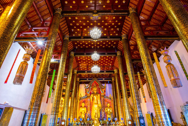チェンマイ県チェディ・ルアン・ヴァラヴィハラ寺院の美しい仏像. - 写真・画像