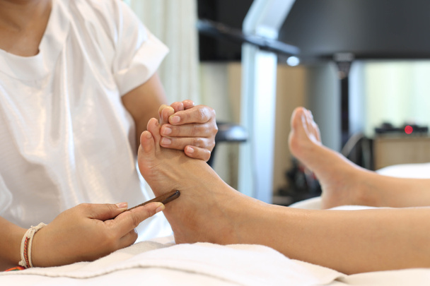 Mulher recebendo uma massagem nos pés Reflexologia
  - Foto, Imagem