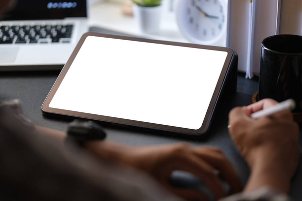 Recortado tiro hombre de negocios con lápiz lápiz óptico y escritura en la pantalla de la tableta digital. - Foto, Imagen
