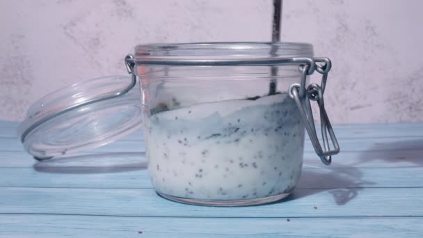 Příprava krok za krokem Skleněná sklenice přidávající přírodní organický domácí jogurt a borůvky spirulina chlorella superfood super prášek modré řasy mořské řasy. Chia semínka pudink Imunita zvyšující složky - Záběry, video