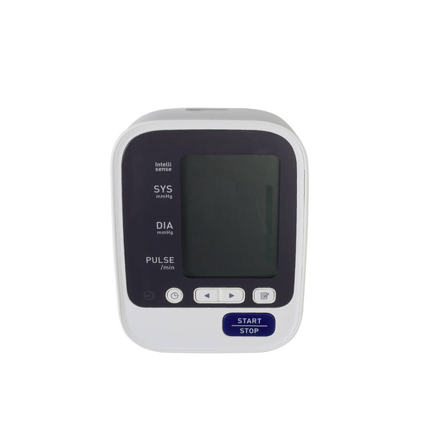Monitor digital de presión arterial del brazo superior en casa con sistema automático aislado de fondo blanco. camino de recorte - Foto, Imagen