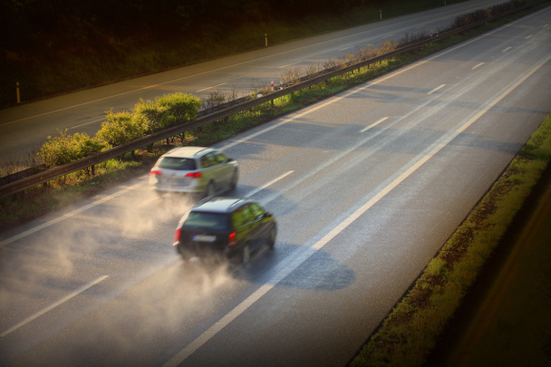 Движение размыло автомобили на шоссе
 - Фото, изображение