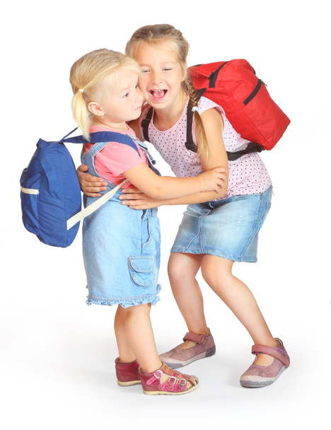 Dos hermanas con bolsas escolares
 - Foto, imagen