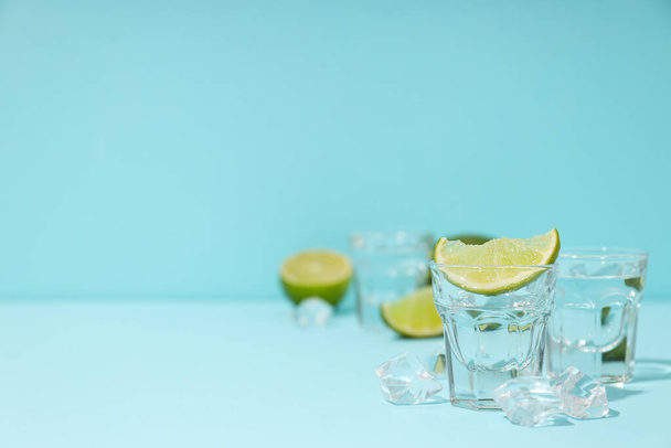 Концепция крепкого алкогольного напитка - водка - Фото, изображение