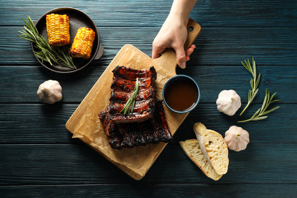 Maukasta paistettua ruokaa grillikylkeä, maukasta paistettua lihaa - Valokuva, kuva