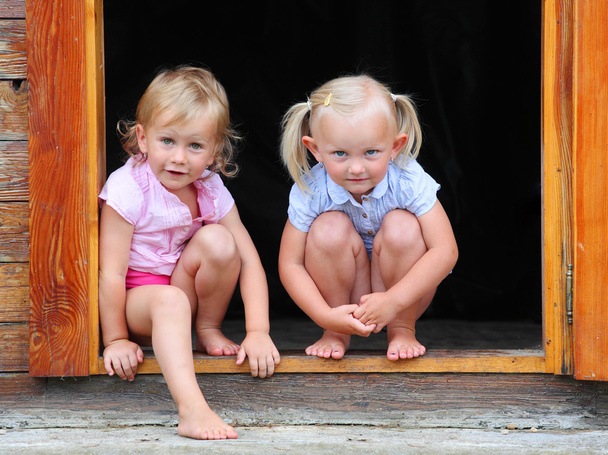 děti hrají ve dveřích k venkovských domů. - Fotografie, Obrázek