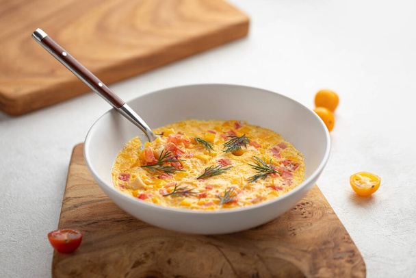 Porcja delikatnego omletu z szynką i koperkiem - Zdjęcie, obraz