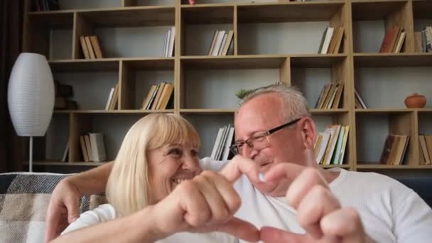 Verliebte Senioren teilen und lächeln zu Hause. Mann und Frau genießen Lebens- und Liebeskonzept. - Filmmaterial, Video