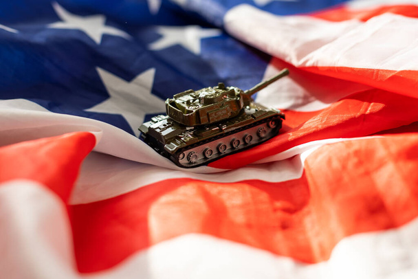 Juguete modelo tanque en la bandera nacional de EE.UU.. Foto de alta calidad - Foto, Imagen