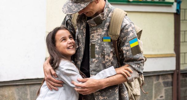 Ojciec w ukraińskim mundurze wojskowym i jego córka. Zjazd rodzinny. - Zdjęcie, obraz