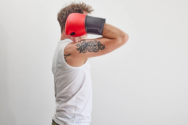 Man with red boxing and punching gloves - Foto, afbeelding