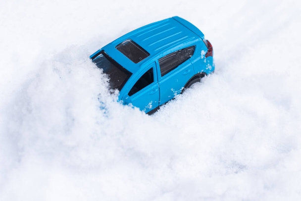 toy car riding by snow background. - Zdjęcie, obraz