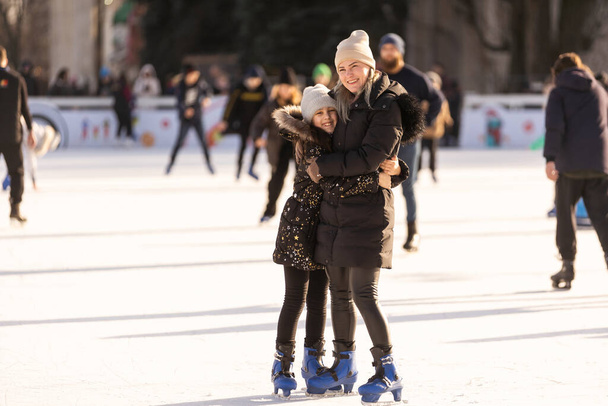 Mother and daughter skateing on ice - Foto, afbeelding
