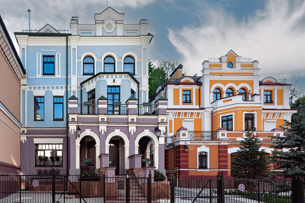 Cidade de luxo colorido Vozdvizhenka edifícios de rua da cidade de Kiev na Ucrânia - Foto, Imagem