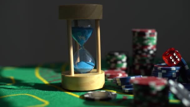 Poker-Casino-Chips grenzen an Hintergrund. Hochwertiges Foto - Filmmaterial, Video