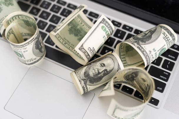 Δολάρια ΗΠΑ σε λευκό σύγχρονο πληκτρολόγιο υπολογιστή - Φωτογραφία, εικόνα