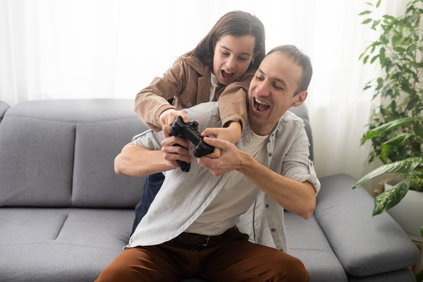 heyecanlı baba ve kızı evde video oyun oynarken - Fotoğraf, Görsel