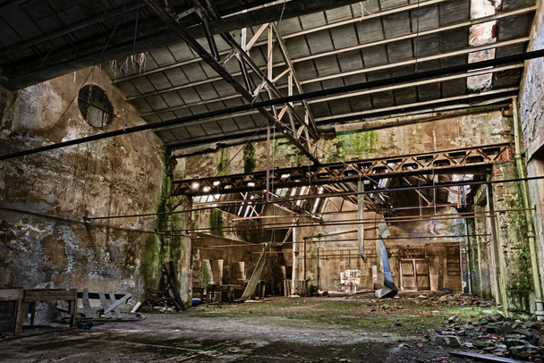 archeologia industriale, vecchia fabbrica abbandonata e crollata, rovine di un antico edificio - Foto, immagini