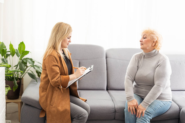 Aufgeregte Großmutter im Gespräch mit einem Psychologen über das positive Leben des Rentners. - Foto, Bild