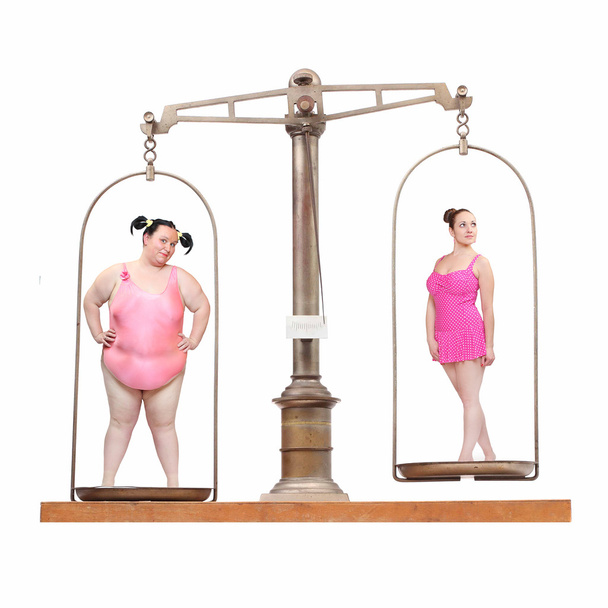 Kaksi naista uimapuvussa tasapainoisessa mittakaavassa
. - Valokuva, kuva